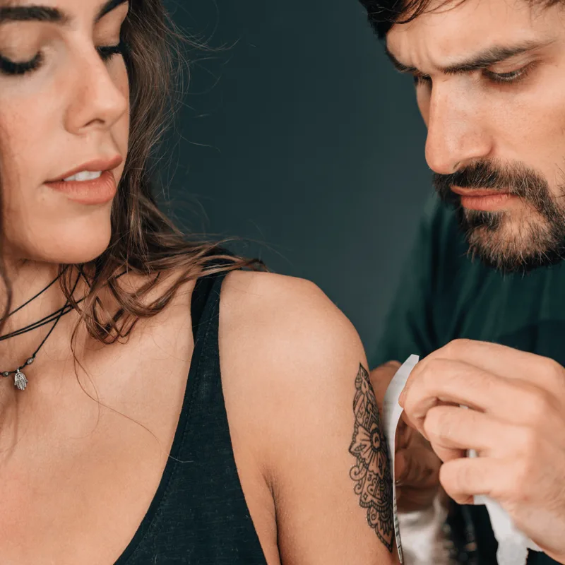 Werbetattoo Anwendung – Schritt 2: Auflegen & andrücken
