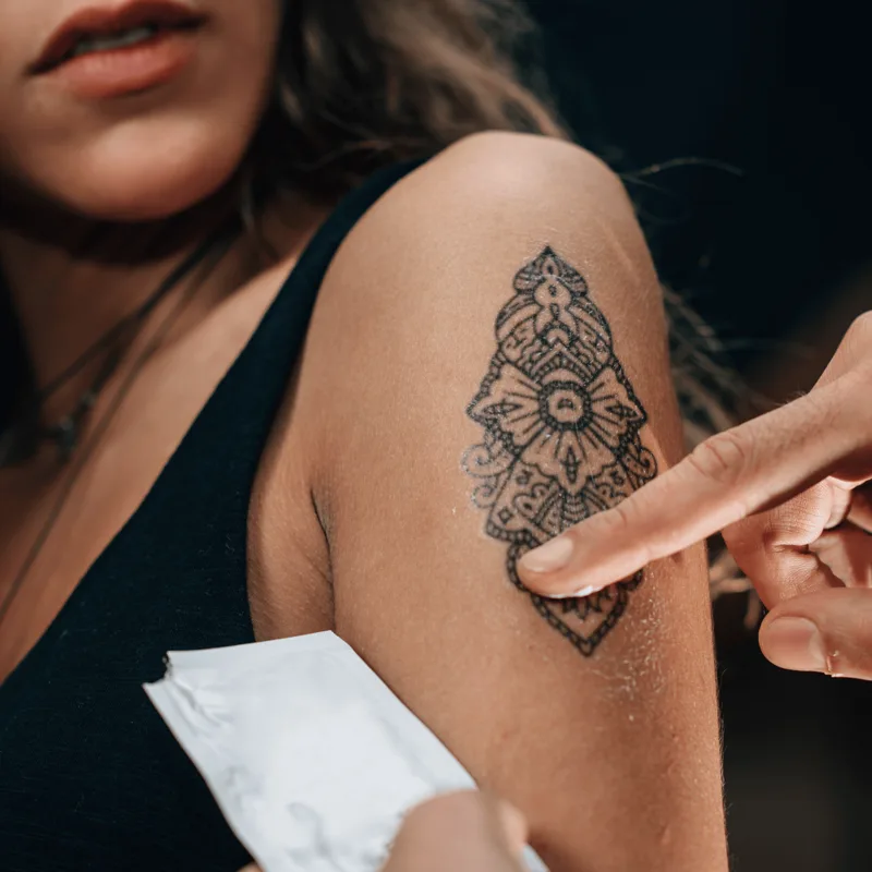 Werbetattoo Anwendung – Schritt 3: Trägerpapier abziehen